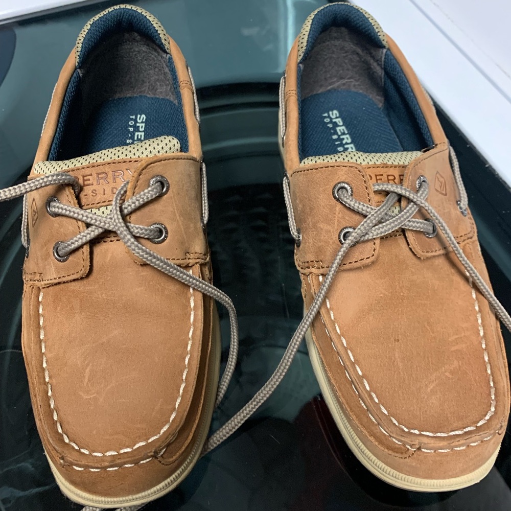 Sperrys Lanyard tan sz 4. Like new. A few surface scuffs, see pics.